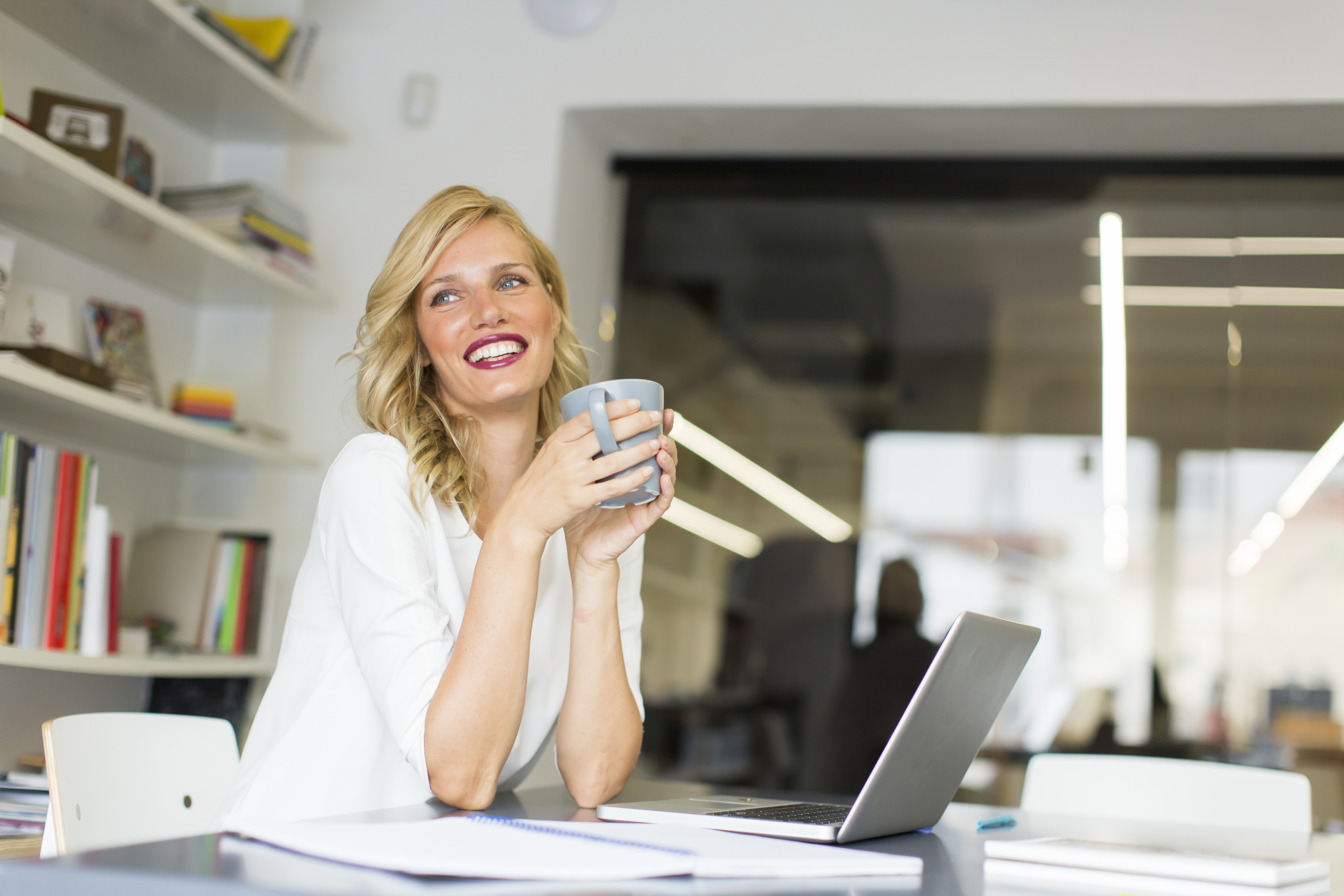 jeune-femme-au-bureau.jpg